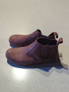 Kodiak Low Rider Chelsea Boots in Wine/Cranberry